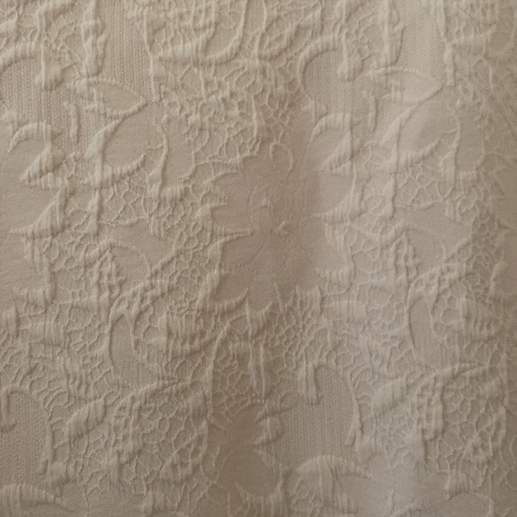 EXPRESS Textured Floral Blouse with Ruffles and Puff Sleeves - Picture 3 of 10